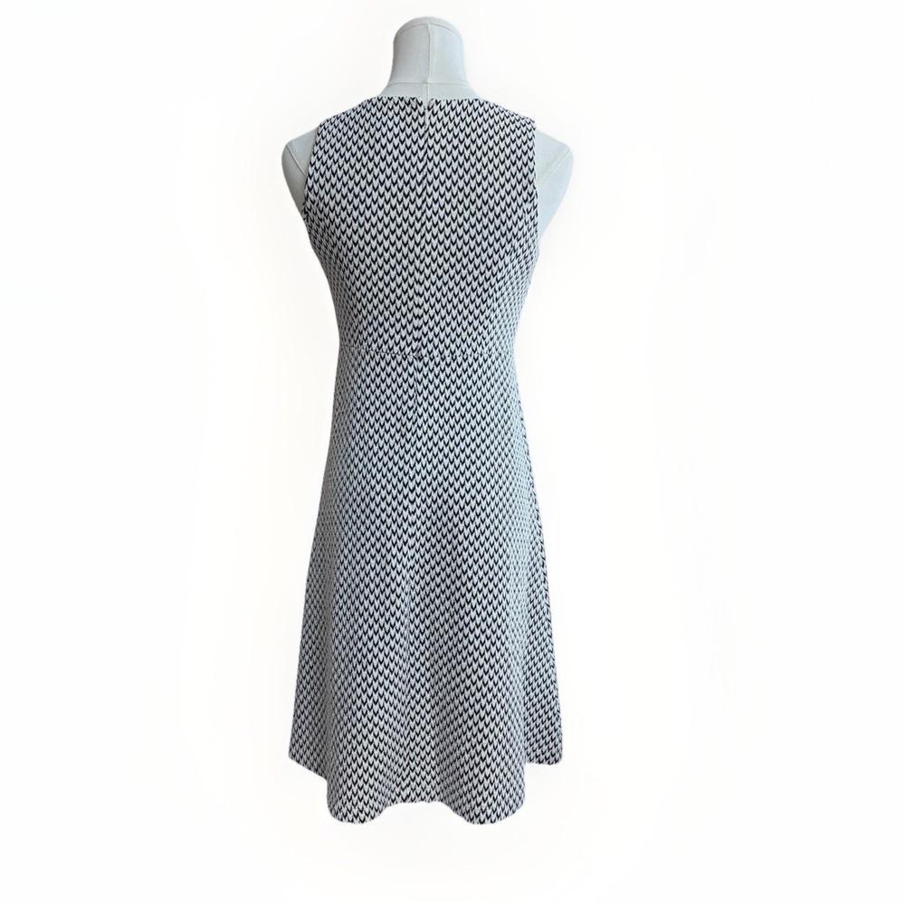 LOFT Petite Black and White Print Skater Dress Sz 2 Sleeveless Knit Mod Comfort - Picture 6 of 16